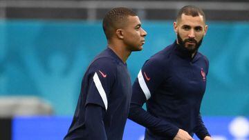 Karim Benzema y Kylian Mbapp&eacute; en el calentamiento previo a un partido de Francia en la Eurocopa 2020.