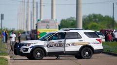 Un oficial de polic&iacute;a de Bryan bloquea el acceso a la carretera cerca de la escena de un tiroteo masivo en un parque industrial en Bryan en Bryan, Texas, el 8 de abril de 2021. 