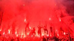 Aficionados del Paris Saint-Germain agitan bengalas durante el partido de Ligue 1 entre el RC Estrasburgo y el Paris Saint-Germain en el Stade de la Meinau el 27 de mayo de 2023 en Estrasburgo, Francia.