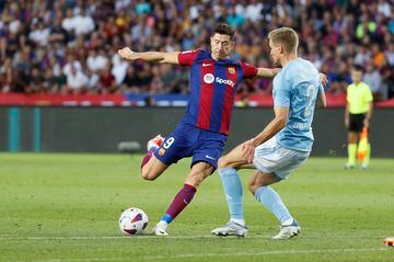 El delantero polaco del FC Barcelona Robert Lewandowski disputa una posesión ante Carl Starfelt, defensa sueco del Celta de Vigo.
