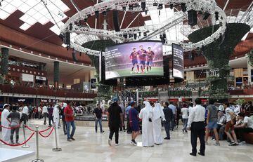 Piqué, Busquets & Jordi Alba in a Qatari shopping mall