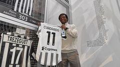 Juan Cuadrado entrega su camiseta al Museo de Juventus.