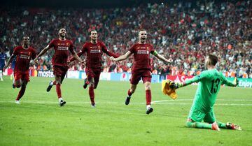 Liverpool players run towards Adrián after his penalty shoot-out save in the UEFA Super Cup