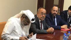 Manuel Mirat, Alfredo Rela&ntilde;o y Juan Cant&oacute;n firman el acuerdo con Dar Al Sharq.