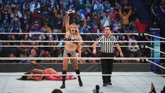 Charlotte Flair retiene el Campeonato de SmackDown ante Naomi.