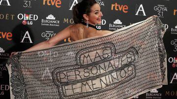 Cuca Escribano en la alfombra roja de los Premios Goya 2017 luciendo un chal reivindicativo con el siguiente mensaje: "Más personajes femeninos"