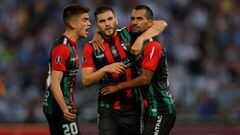 Chile&#039;s Palestino midfielder Cesar Cortes (R) celebrates with teammates his goal against Argentina&#039;s Talleres de Cordoba during a Copa Libertadores football match at Mario Alberto Kempes Stadium in Cordoba, Argentina, on February 20, 2019. (Photo by DIEGO LIMA / AFP)