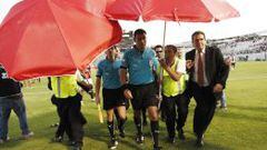 Roberto Tobar se retira tras su arbitraje en el duelo entre Colo Colo y Palestino.