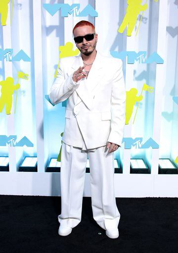 J Balvin en la alfombra roja de los MTV VMAs 2022.