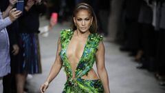 La actriz y cantante estadounidense, Jennifer Lopez, luci&oacute; un revelador vestido de la colecci&oacute;n de Donatella Versace en el Milan Fashion Week.
