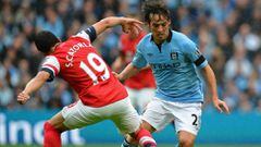 Brexit | David Silva encara a Santi Cazorla en un partido de la Premier League entre Manchester City y Arsenal.