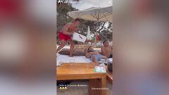 Definitivamente, el troleo del verano: esto hizo Marcos Llorente a su amigo en plena siesta en la playa