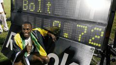 Usain Bolt posa con la pantalla que marca su r&eacute;cord mundial de 100 metros lisos en 9,72 el 31 de mayo de 2008.
