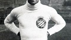 En 2016, con 15 años, fichó por el Español donde estuvo en una primera etapa hasta 1919. Ese mismo año fichó por el Barcelona, y jugó en el club culé hasta 1922. La temporada siguiente volvió al Español hasta 1930.