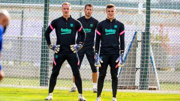 Marc-Andr&eacute; Ter Stegen, Neto e I&ntilde;aki Pe&ntilde;a, porteros del FC Barcelona, durante un entrenamiento.