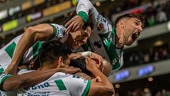 Jugadores de Santos festeja el primer gol del partido