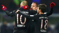 Bernat y Ribery felicitan a Robben por su gol.