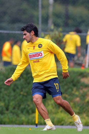 'Rafa' es de los pocos jugadores en haber defendido las playeras de Pumas, Chivas y América. Con los Azulcremas arribó para el 2008, pero solo estuvo una temporada en donde marcó 2 tantos.