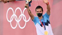 El ciclista Primoz Roglic posa con la medalla de oro tras proclamarse campe&oacute;n ol&iacute;mpico de contrarreloj en los Juegos Ol&iacute;mpicos de Tokio 2020.