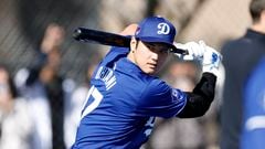 GLENDALE, ARIZONA - FEBRUARY 14: Shohei Ohtani #17 of the Los Angeles Dodgers swings the bat during workouts at Camelback Ranch on February 14, 2024 in Glendale, Arizona.   Chris Coduto/Getty Images/AFP (Photo by Chris Coduto / GETTY IMAGES NORTH AMERICA / Getty Images via AFP)