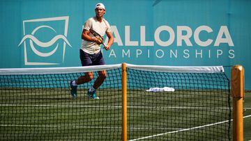 El tenista español Rafa Nadal entrena sobre las pistas de hierba del Mallorca Championship.