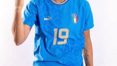 Giacinti posa con la camiseta de Italia.
