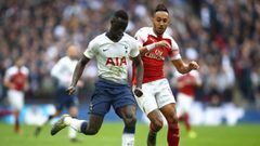 Davinson S&aacute;nchez y Aubameyang en un partido entre Tottenham y Arsenal por Premier League.