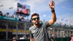 McLaren&#039;s Spanish driver Fernando Alonso takes part in the drivers parade prior to the start of the Formula One Australian Grand Prix in Melbourne on March 26, 2017. / AFP PHOTO / SAEED KHAN / --IMAGE RESTRICTED TO EDITORIAL USE - STRICTLY NO COMMERC