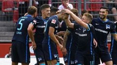 Hertha Berlin&#039;s Montenegrin forward Stevan Jovetic (2L) celebrates with teammates after he scored the opening goal during the German first division Bundesliga football match between FC Cologne and Hertha BSC Berlin in Cologne, western Germany, on Aug