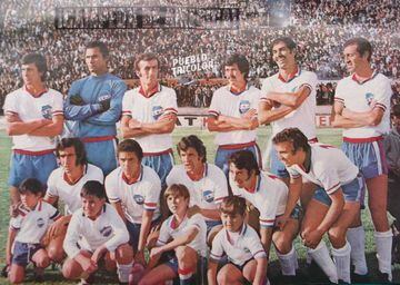 Primero de izquierda a derecha abajo en la imagen, el volante nacional ganó la Copa Libertadores en 1971 con Nacional de Montevideo. Dos años antes había caída en la final del certamen sudamericano.