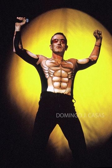 U2's frontman Bono, works that body at the Calderón. 1997