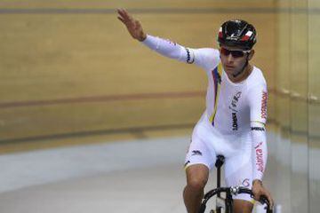 Colombia's Fernando Gaviria Rendon celebrates after he won the Men's Omnium, at the end of the Men's Omnium Points Race at the UCI Track Cycling World Championships in Saint-Quentin-en-Yvelines, near Paris, on February 21, 2015.   AFP PHOTO / ERIC FEFERBERG