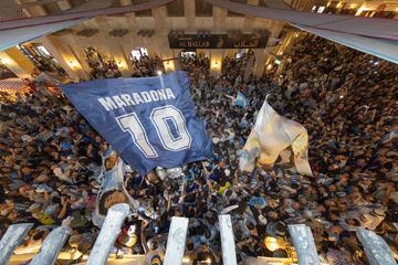 Los seguidores argentinos animan las horas previas a la final del Mundial en las calles de Doha. Su equipo se enfrentará a Francia en la lucha por la Copa del Mundo.