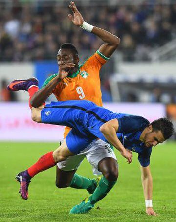 France's defender Sebastien Corchia (R) is tackled by Ivory Coast's defender Wilfried Kanon during the friendly football match France vs Ivory Coast on November 15, 2016 at the Bollaert stadium in Lens.  / AFP PHOTO / FRANCK FIFE
