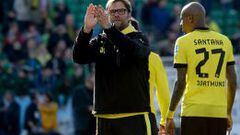 El entrenador del Borussia, J&uuml;rgen Klopp, aplaude tras la nueva victoria de su equipo en la Bundesliga.  