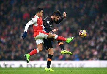 LONDON, ENGLAND - FEBRUARY 11: Andrea Ranocchia of Hull City and Alexis Sanchez of Arsenal compete for the ball during the Premier League match between Arsenal and Hull City at Emirates Stadium on February 11, 2017 in London, England.  (Photo by Laurence Griffiths/Getty Images)