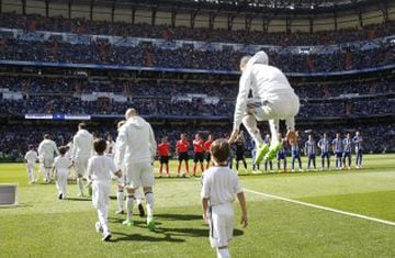 Out comes the teams on a sunny afternoon at the Bernabéu.
