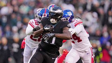 PHILADELPHIA, PENNSYLVANIA - JANUARY 08: A.J. Brown #11 of the Philadelphia Eagles runs past Cor'Dale Flott #28 of the New York Giants during the first quarter against the New York Giants at Lincoln Financial Field on January 08, 2023 in Philadelphia, Pennsylvania.   Mitchell Leff/Getty Images/AFP (Photo by Mitchell Leff / GETTY IMAGES NORTH AMERICA / Getty Images via AFP)