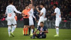 Paris (France), 27/10/2019.- French referee Benoit Bastien (C-L) gives a yellow card to Marseille&#039;s Hiroki Sakai (C-R) as Paris Saint Germain&#039;s Kylian Mbappe (down) looks on during the French Ligue 1 soccer match between PSG and Marseille at the