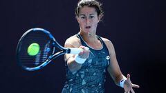 Lara Arruabarrena devuelve una bola ante Daria Kasatkina durante su partido de segunda ronda del China Open de Pek&iacute;n.