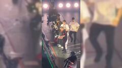 Vídeo: El brutal ataque de un guardia de seguridad de Peso Pluma a un fan que se subió al escenario