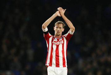 Stoke's Peter Crouch has signed a new contract extension, keeping him at the club until 2019.