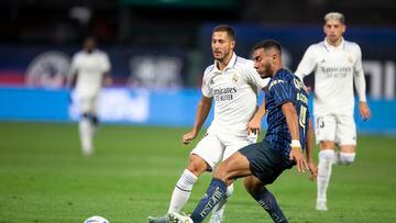 San Francisco (United States), 27/07/2022.- Real Madrid midfielder Eden Hazard (L), passes the ball around Club America defender Sebastian Caceres (R), during the second half of their soccer friendly match at Oracle Park, in San Francisco, California, USA, 26 July 2022. (Futbol, Amistoso, Estados Unidos) EFE/EPA/D. ROSS CAMERON
