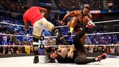Xavier Woods y Big E atacan a Roman Reigns en SmackDown.