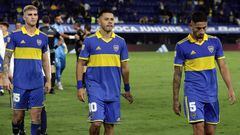 Boca Juniors' footballers leave the field after losing 1-0 against Estudiantes during the Argentine Professional Football League Tournament 2023 match between Boca Juniors and Estudiantes at La Bombonera stadium in Buenos Aires, on April 15, 2023. (Photo by ALEJANDRO PAGNI / AFP)