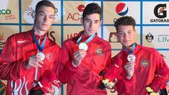 Andr&eacute;s Garc&iacute;a y Juan Antonio Garc&iacute;a posan con las medallas de oro y bronce logradas en Foso en los Mundiales Junior de Tiro Ol&iacute;mpico.