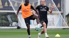 Mendy, que est&aacute; volviendo a entrenarse con el resto de sus compa&ntilde;eros, en un lance del entrenamiento con Bale.