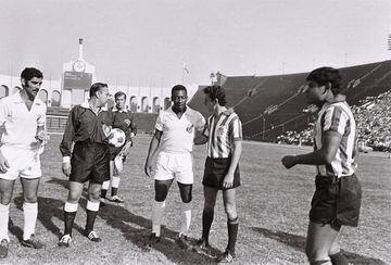 La fotografía corresponde a un partido entre Santos y Chivas, celebrado en el Memorial Coliseum de Los Ángeles, en 1965. 
