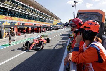 El piloto monegasco de Ferrari, Charles Leclerc, conduce su coche en el pit lane durante la sesión de calificación.