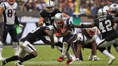 MEXICO CITY, MEXICO - NOVEMBER 19: Dion Lewis #33 of the New England Patriots runs with the ball against the Oakland Raiders during the second half at Estadio Azteca on November 19, 2017 in Mexico City, Mexico.   Buda Mendes/Getty Images/AFP == FOR NEWSPAPERS, INTERNET, TELCOS &amp; TELEVISION USE ONLY ==